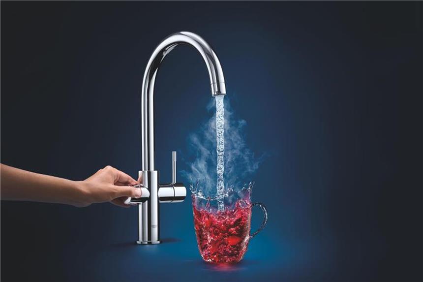 Kochwasser direkt aus dem Hahn wird derzeit wieder vermehrt angepriesen. Hersteller wie Grohe bringen Armaturen auf den Markt, die neben dem normalen Wasserfluss bis zu 100 Grad heißes und gefiltertes Wasser ausgeben. Foto: Grohe
