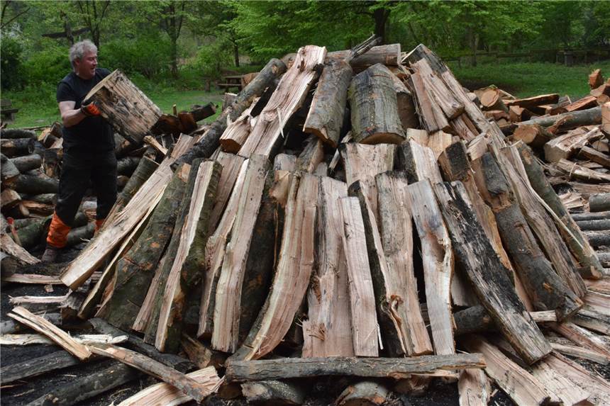 „Vor allem nachts sehr fordernd“ - In Flaesheim wird wieder Holzkohle hergestellt Köhler Hubertus Birkelbach errichtet seit Freitag wieder einen Kohlenmeiler.