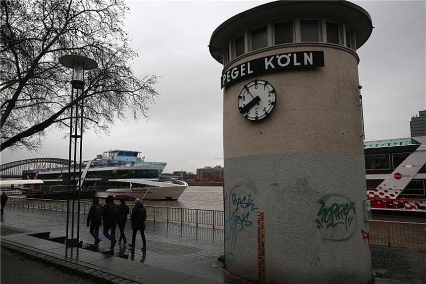 Warum die Pegelstände steigen Köln ist oft von Hochwasser bedroht, weil das Flussbett des Rheins dort sehr eng ist. Foto: Oliver Berg