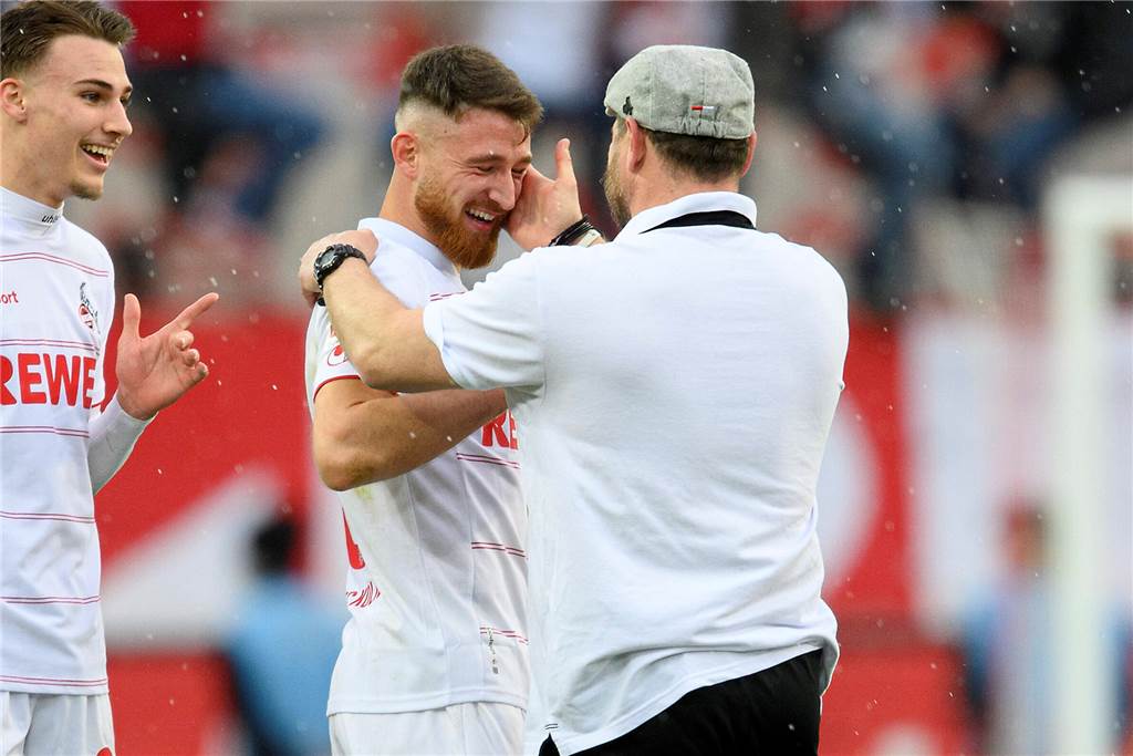 BVB-Neuzugang Salih Özcan exklusiv: „Dann zeigt sich der wahre Charakter“ Steffen Baumgart umarmt Salih Özcan.
