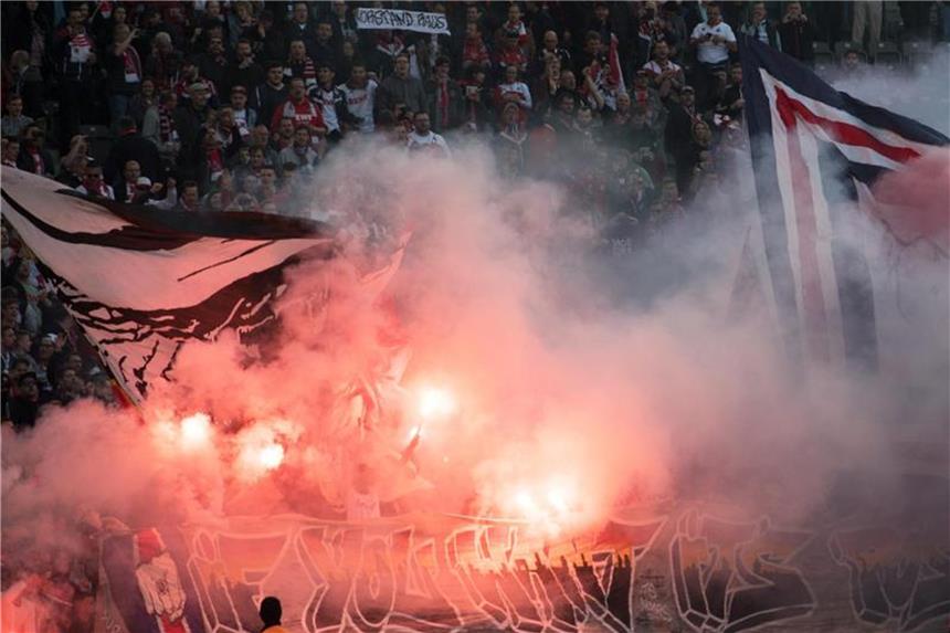 Kölner Fans brennen Pyrotechnik in ihrem Block ab. Foto: Ralf Hirschberger