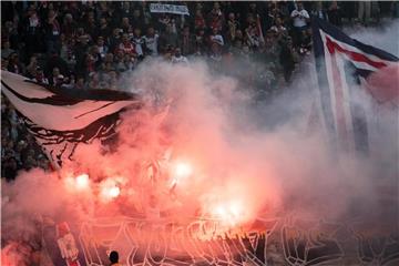 Kölner Fans brennen Pyrotechnik in ihrem Block ab. Foto: Ralf Hirschberger