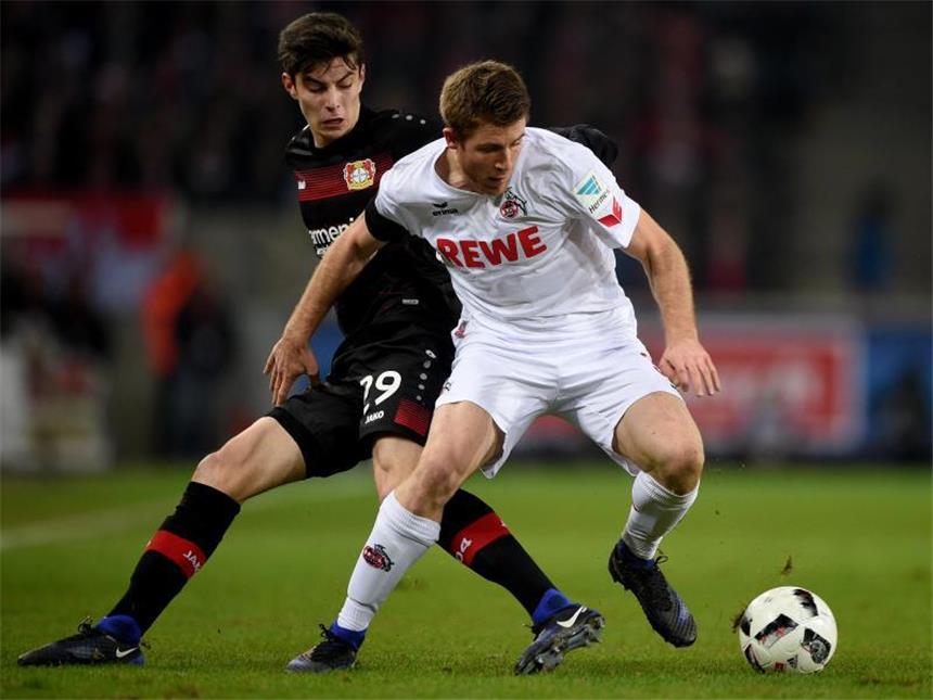 Kölns Dominique Heintz (r) und Leverkusens Kai Havertz kämpfen um den Ball. Foto: Jonas Güttler