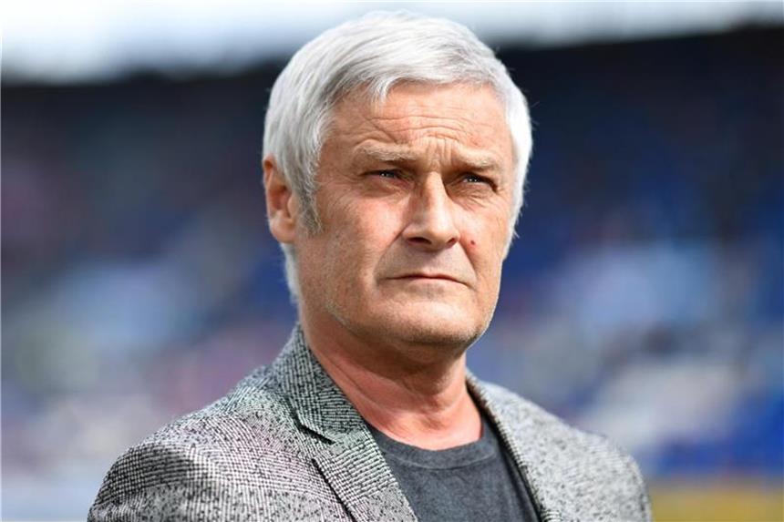 1. FC Köln spendet Prämie für Betroffene von Hausexplosion Kölns Geschäftsführer Armin Veh. Foto: Uwe Anspach