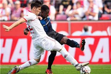 Kölns Jorge Mere (l) und Paderborns Christopher Antwi-Adjej kämpfen um den Ball. Foto: Marius Becker