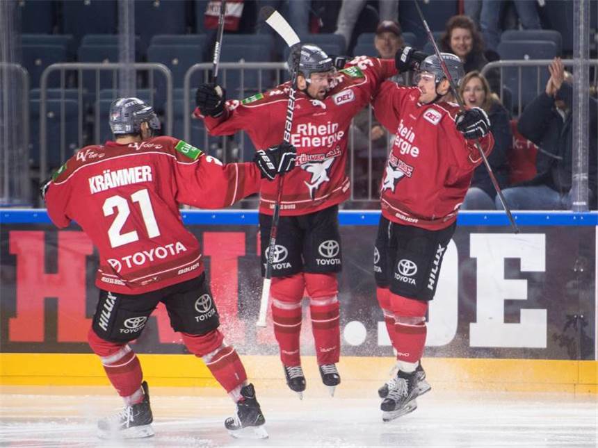 DEL-Playoffs: Auftaktsiege für Köln, Mannheim und München Kölns Nicolas Krämmer (l-r), Torschütze Alexandre Bolduc und Moritz Müller jubeln nach dem 2:1-Siegtreffer. Foto: Marius Becker