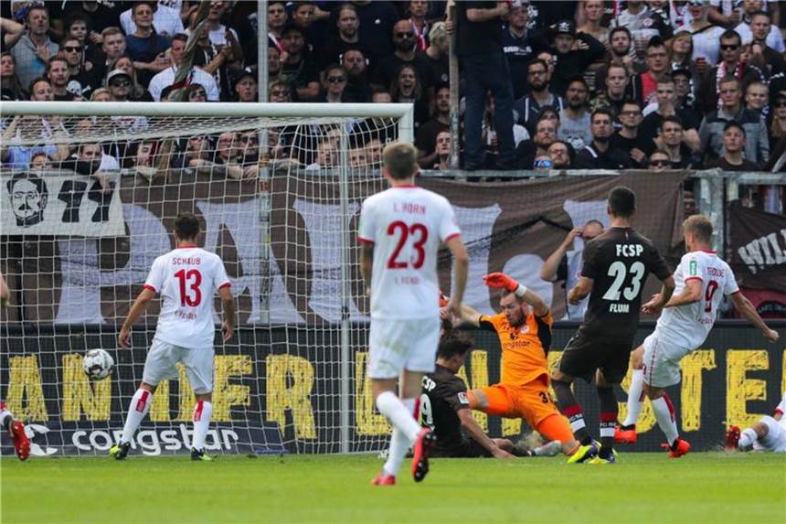 Aufstiegsfavorit Köln siegt bei St. Pauli mit 5:3 Kölns Simon Terodde (r) schiebt den Ball zum zwischenzeitlichen 2:2 ins Tor. Foto: Christian Charisius