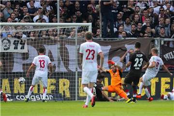 Kölns Simon Terodde (r) schiebt den Ball zum zwischenzeitlichen 2:2 ins Tor. Foto: Christian Charisius