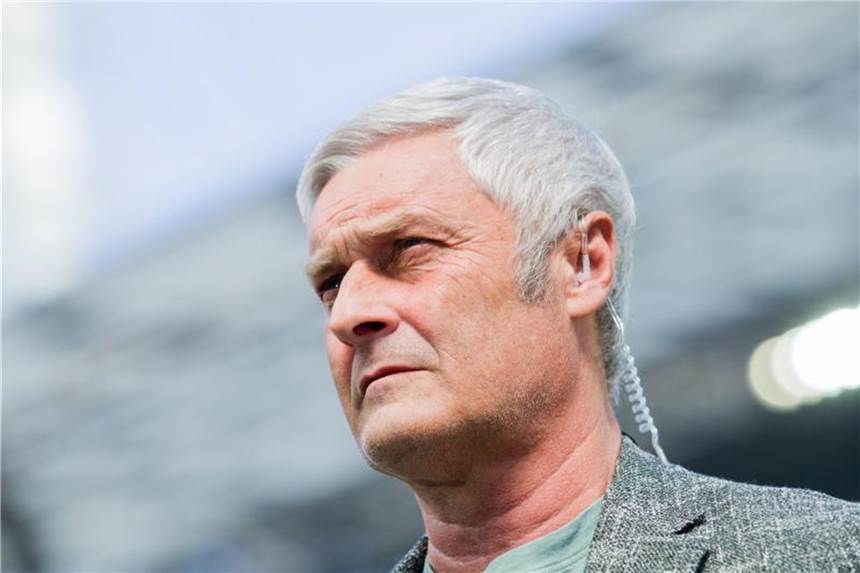 Kölns Sportchef Veh kritisiert Nachwuchsarbeit Kölns Sportchef Armin Veh sieht die Nachwuchsarbeit im deutschen Fußball kritisch. Foto: Rolf Vennenbernd