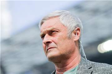 Kölns Sportchef Armin Veh sieht die Nachwuchsarbeit im deutschen Fußball kritisch. Foto: Rolf Vennenbernd