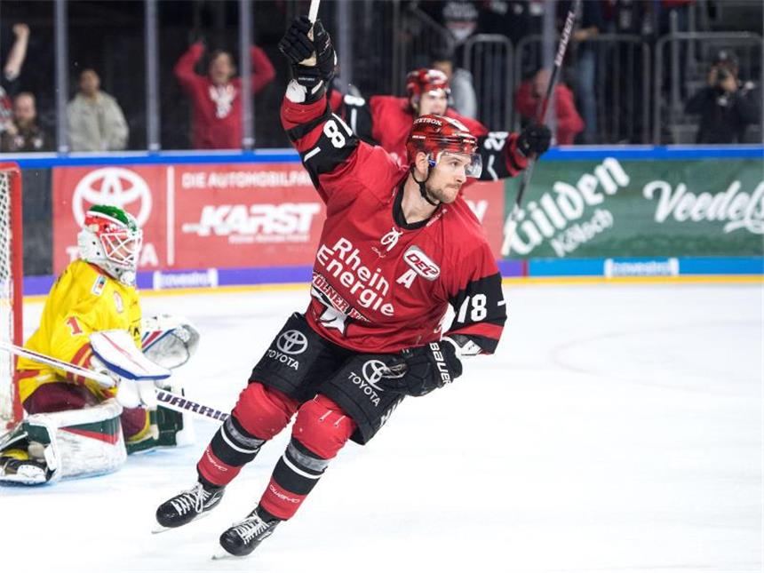 Köln siegt im Derby gegen die DEG - Nürnberg wieder vorn Kölns Torschütze Kai Hospelt jubelt nach seinem Tor zum 3:2. Foto: Marius Becker