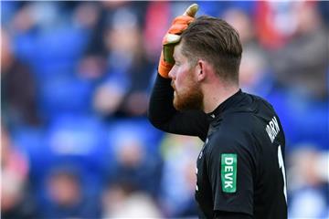 Kölns Torwart Timo Horn hat sich bei einem Zusammenprall eine Unterarm-Prellung zugezogen. Foto: Uwe Anspach