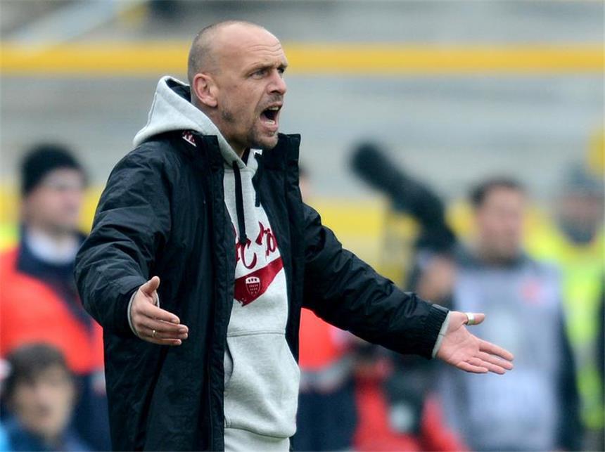 Köln feiert Sieg nach 0:2-Rückstand in Regensburg Kölns Trainer Holger Stanislawski feuert seine Mannschaft an. Foto: Armin Weigel