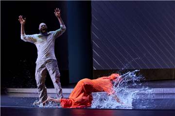 König Amonasro (Mandle Mndebele) schleudert seine Tochter Aida (Elena O‘Connor) in den Nil. Mit 1800 Litern Wasser plätschert der Fluss in der Inszenierung der Verdi-Oper über die Bühne des Dortmunder Opernhauses.