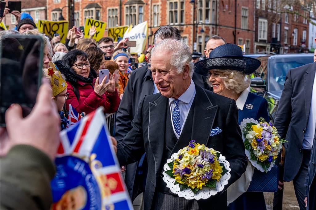 Kommen Harry und Meghan zur Krönung von Charles? König Charles III. (M) und Königsgemahlin Camilla (Mitte r), treffen während des königlichen Gründonnerstagsgottesdienst im York Minster auf die Öffentlichkeit.