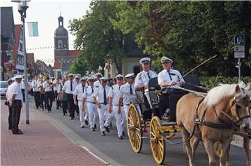 König Christoph Rengshausen aus der Sanitätskompanie und Königin Elke wurden in einem offenen Wagen von Theo Wiemann und zwei Haflingern zum Festplatz kutschiert.