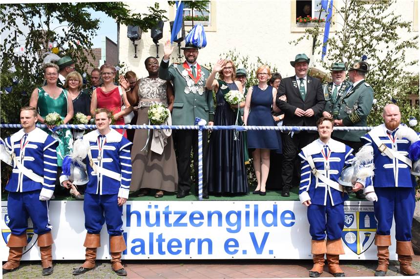 König Heino Albrink und Königin Astrid Stein beim Empfang auf dem Alten Markt