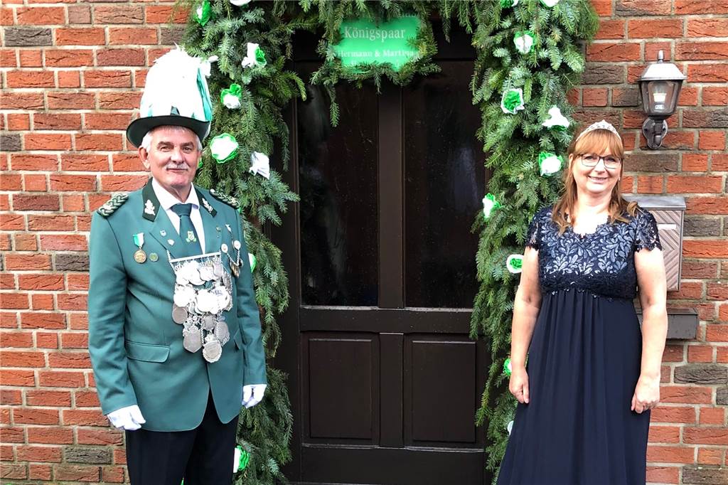 Hamm-Bossendorfer feiern trotz Corona Schützenfest - mit Abstand König Hermann Bennemann und Königin Martina Appelhoff freuten sich über das Schützenfest auf Abstand.
