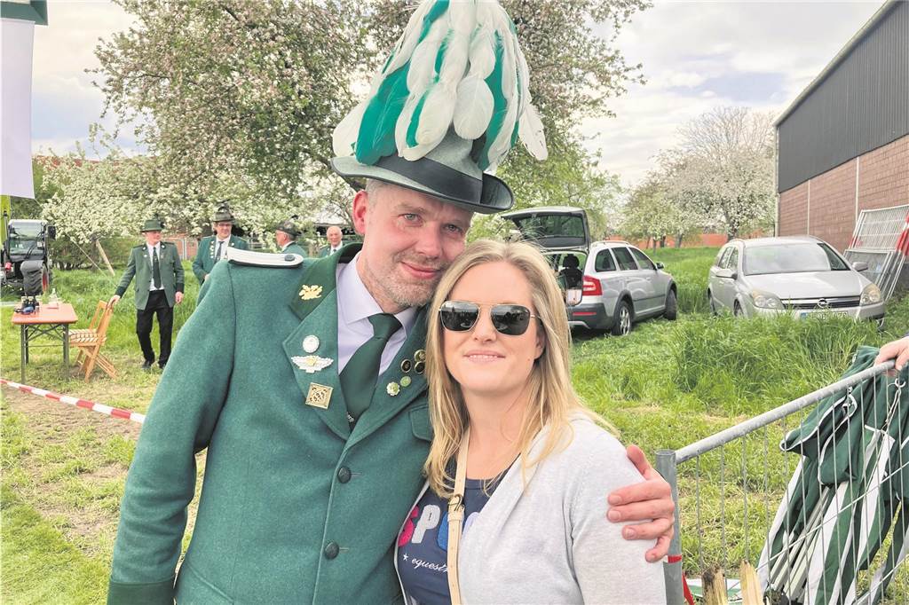 Schützenfest in Elmenhorst: Kay Wiesemann wird der neue König König Kay nimmt seine Königin und Ehefrau Janine in den Arm.