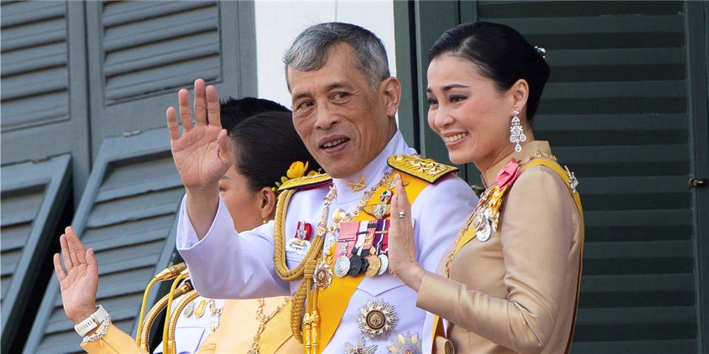 Der König von Thailand weckt Dortmunder (72) beim Nickerchen im Garten König Maha Vajiralongkorn, mit Beinamen Rama X., von Thailand winkt von einem Balkon des Großen Palastes in Bangkok. Bedeutend häufiger ist der Monarch jedoch in Deutschland - jüngst auch in Dortmund.