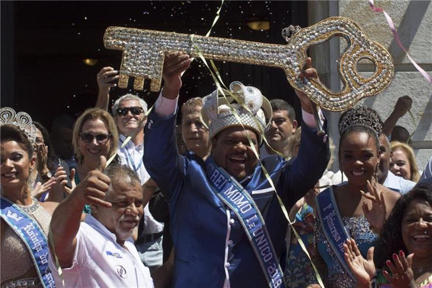 Samba-Sause am Zuckerhut - Rio feiert Karneval „König Momo“ hebt den Schlüssel der Stadt als Zeichen des Beginns des Karnevals in der südamerikanischen Metropole. Foto: Leo Correa