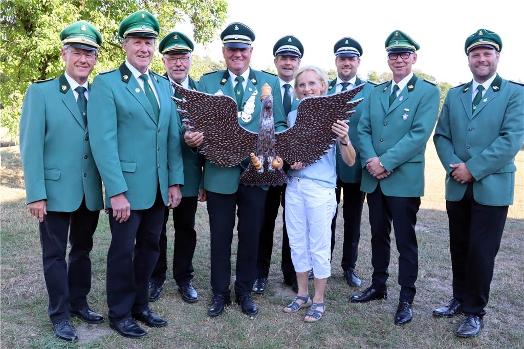 Schützenfest in Selm lässt Schützen und Besucher drei Tage lang jubeln König Reinhard Lobeck (4.v.l.) und Königin Gertrude May präsentieren mit Mitgliedern des Vorstands und Offizierscorps den Vogel für das Schützenfest.