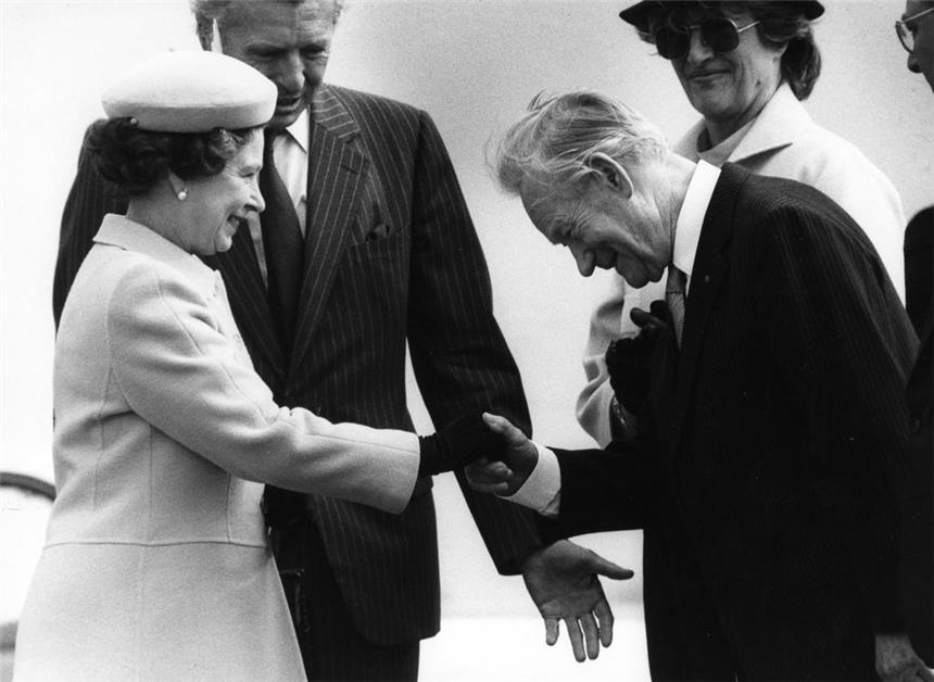 Wie Queen Elizabeth in Dortmund Eindruck hinterließ Königin Elisabeth II. war mehrfach zu Gast in Dortmund. Hier wurde sie begrüßt.