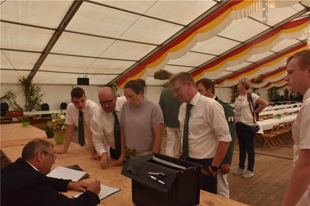 Mit dem 196. Schuss: Jörg Feldkamp neuer Schützenkönig im Schwiepinghook Königin Juliane Hartmann und König Jörg Feldkamp bestimmen bei Schriftführer Heinz Weitkamp ihren Thron.