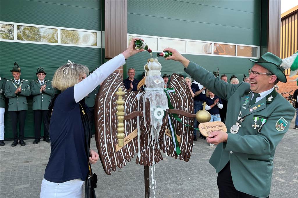 Königspaar tauft Schützenvogel