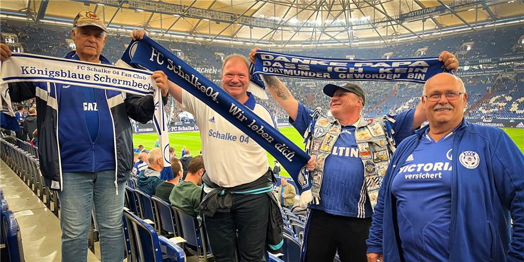 25 Jahre Königsblaue Schermbecker: S04-Fans leben besonderes Siegesritual Königsblaue Schermbecker in der Veltins-Arena: Dieter Granica, Karsten Janz, Frank "Smiley" Koryttko und Werner Heistermann (von links)