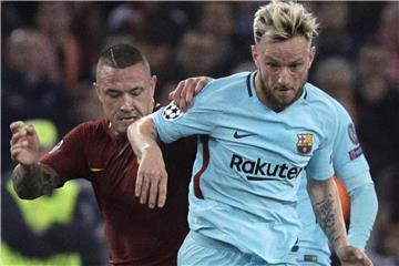 Königsklassen-Aus und Zeigefinger gebrochen: Für Barça-Profi Ivan Rakitic (r) war Rom keine Reise wert. Foto: Gregorio Borgia
