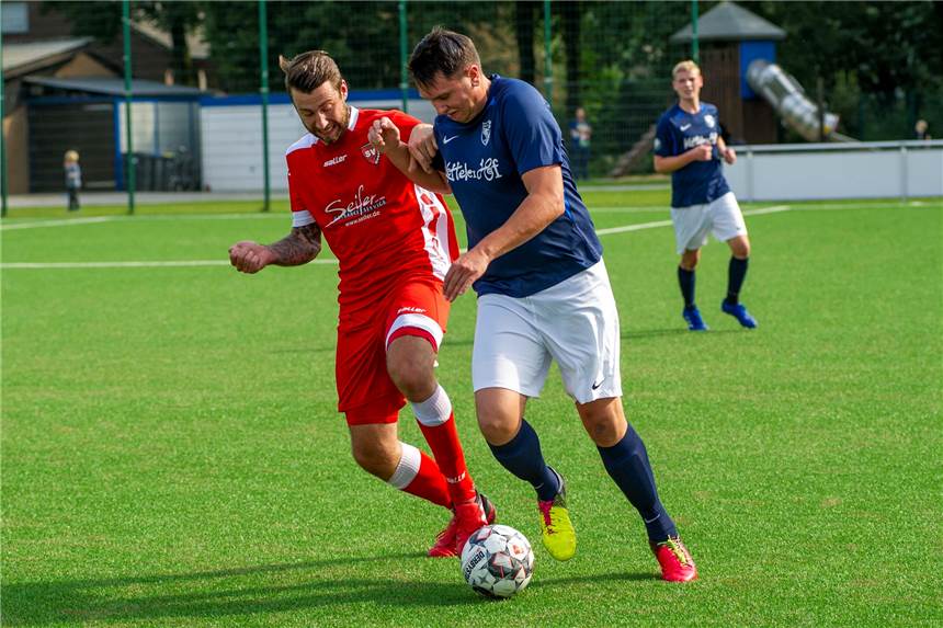 Halterner Spieltagsvorschau: Vier Heimspiele für einen Verein und ein Derby Können Lukas Ehlert (r.) und BW Lavesum nach dem ersten Sieg direkt nachlegen?