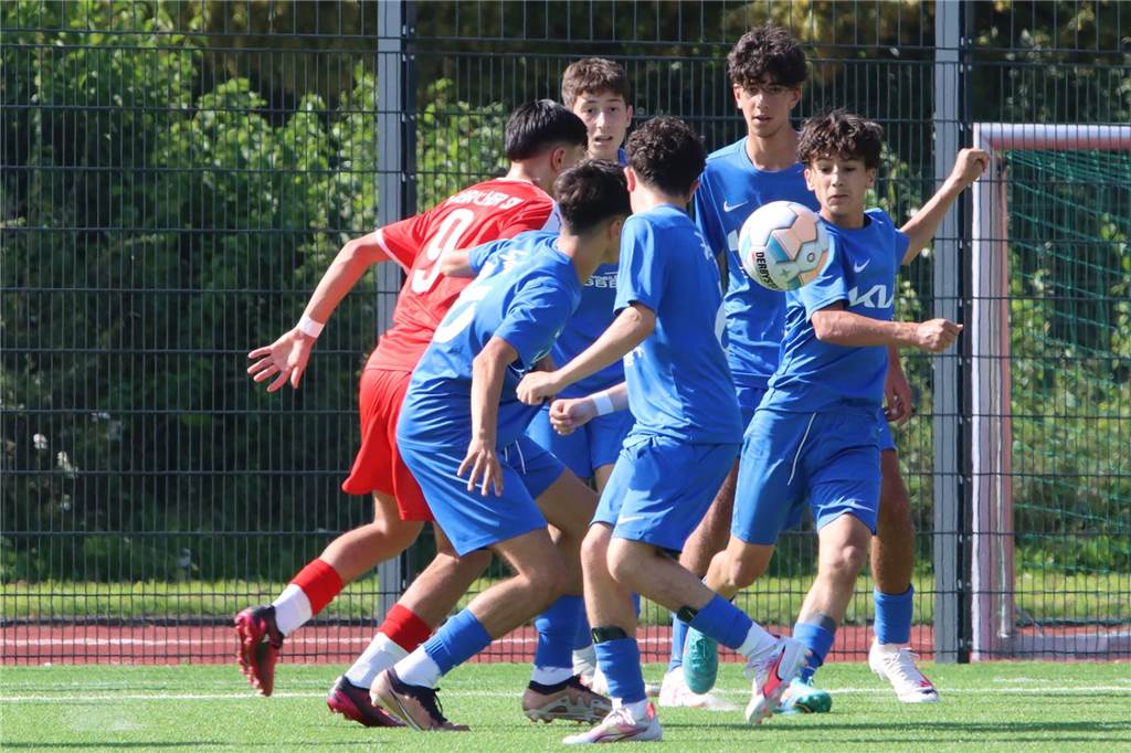 Verwirrung um U15-Hallenkreismeisterschaft: Sieger darf wohl doch zur Westfalenmeisterschaft Mehrere Jugendfußballer im blauen Trikots und ein Gegenspieler im roten Trikot.