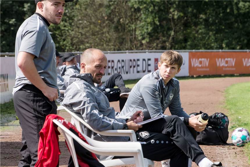 42 Regional- und 73 Oberliga-Spiele: TuS Haltern holt erfahrenen Verteidiger Können sich über Unterstützung freuen: Timo Ostdorf (v.) und das Trainerteam des TuS Haltern am See.