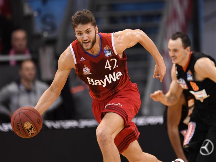 Kleber könnte Nowitzki zu Dallas in die NBA folgen Könnte seinen Traum von der NBA wahr machen: Maximilian Kleber (l). Foto: Tobias Hase