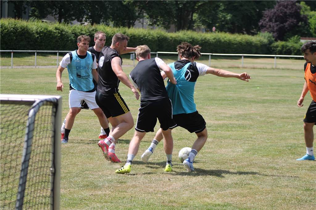 Neu-Trainer Patrick Kulinski schwärmt beim Auftakt vom SuS Kaiserau: „Das ist einfach gigantisch“ Körperlicher Einsatz bei den Spielern beim Abschlussspielchen.