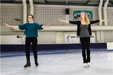 Körperspannung ist auch beim Eislaufen wichtig. Für die bessere Balance sollte man laut Trainerin Carolin Riesenweber (rechts) die Arme ausbreiten.