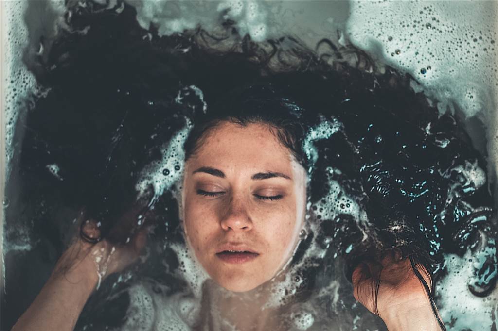 Körperwarmes Salzwasser sorgt für eine Entkrampfung im Schulter- und Nackenbereich.