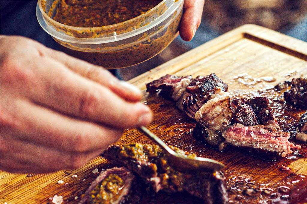 Biersommelier sagt: Bier passt perfekt zum Barbecue - nur nicht als Dusche Köstlich: Das Grillfleisch wird mit einer selbstgemachten Marinade auf Bierbasis bestrichen.