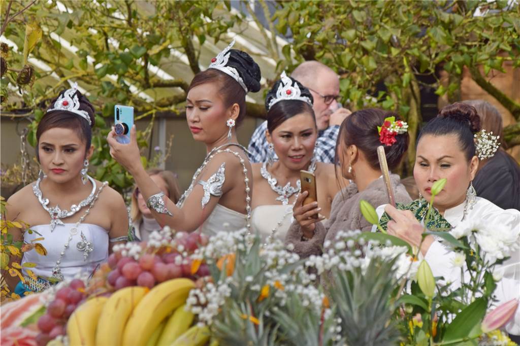 Mit Fotos und Video: Thailänder feierten prächtiges Kulturfest in Haltern Köstliche Speisen, festlich geschmückte Tänzerinnen und traditionelle Musik machten das thailändische Kulturfest zum Augen-, Ohren-, und Gaumenschmaus.
