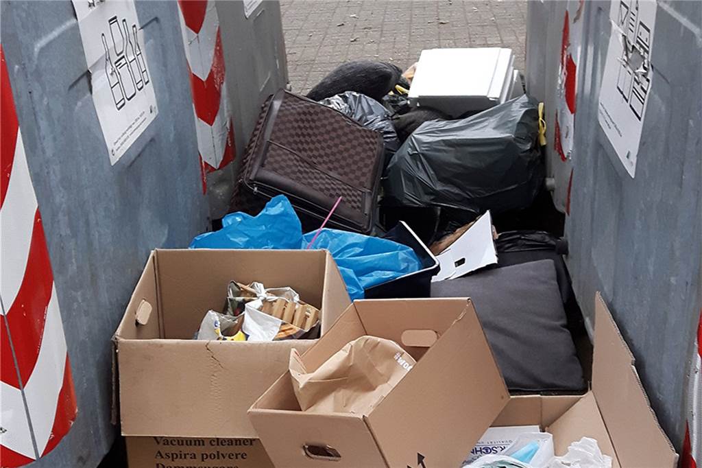 Hörde versinkt im Müll: „Die Kinder, die hier aufwachsen, tun mir Leid“ Koffer und Müllsäcke haben an öffentlichen Papiercontainern eigentlich nichts verloren.