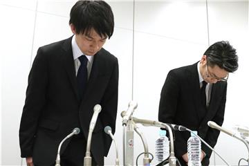 Koichiro Wada (l), Präsident der Krypto-Börse Coincheck, und Finanzvorstand Yusuke Otsuka verbeugen während einer Pressekonferenz in Tokio. Ihre Handelsplattformen hat Digitalgeld in dreistelliger Millionenhöhe verloren. Foto: Kyodo