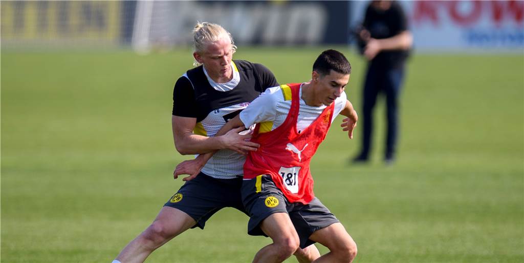 Mit vielen neuen Gesichtern: So läuft die Vorbereitung der BVB-U23 Kolbeinn Finnsson (links) im Zweikampf mit Göktan Gürpüz. Am Donnerstag startet die BVB-U23 wieder ins Training.