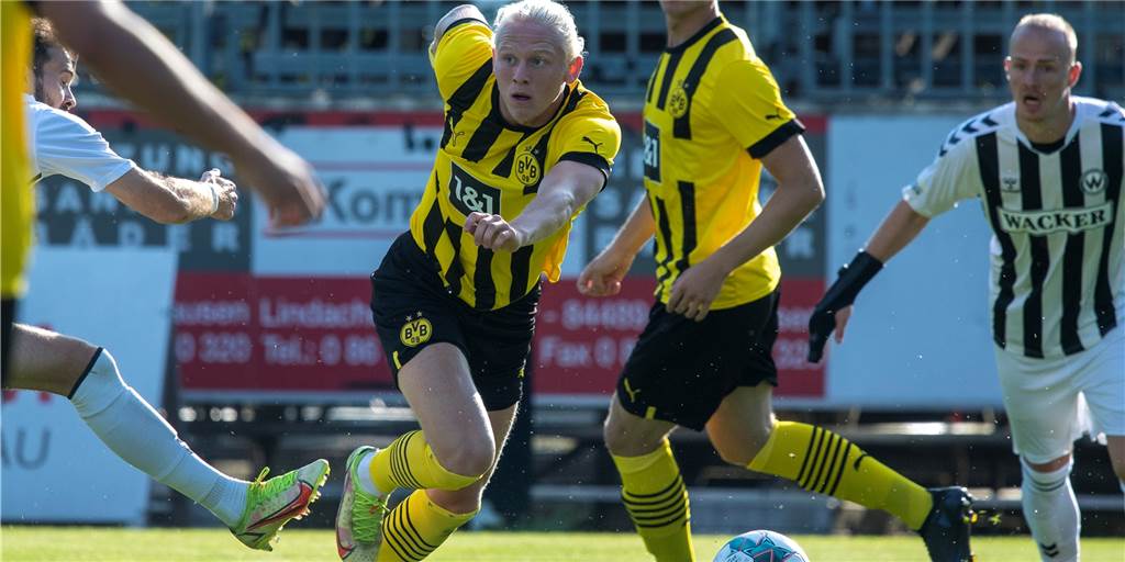 BVB-U23 gewinnt Test bei Wacker Burghausen – fünf Probespieler im Einsatz U23-Spieler Kolbeinn Finnsson im Zweikampf.
