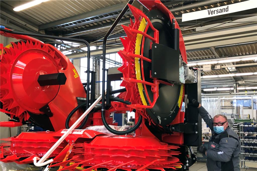 Kempers „Kolbenfresser“ ernten 500 Tonnen Mais in der Stunde "Kolbenfresser": So sieht ein Mähvorsatz aus, kurz bevor er die Maschinenfabrik Kemper verlässt.