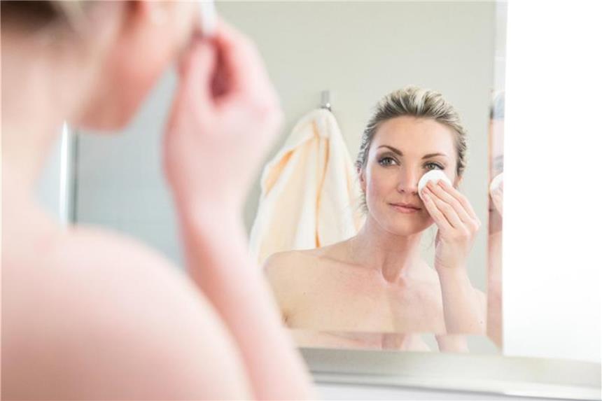 Kollagen in Kosmetika mildert Fältchen und Linien Kollagen unterstützt den Reparaturprozess der Haut. Es wird nicht nur in Anti-Aging-Produkten eingesetzt. Foto: Christin Klose/dpa-tmn