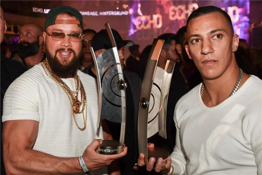 Kollegah (l) und Farid Bang bei der Echo-Verleihung. Foto: Jens Kalaene