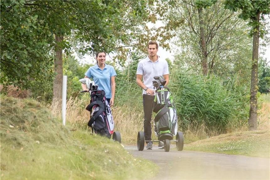 Was Golf mit dem Job zu tun hat Kollegen besser kennenlernen: Das Verhalten auf dem Golfplatz verrät viel darüber, wie sich jemand im Beruf benimmt - im Guten wie im Schlechten. Foto: Christin Klose