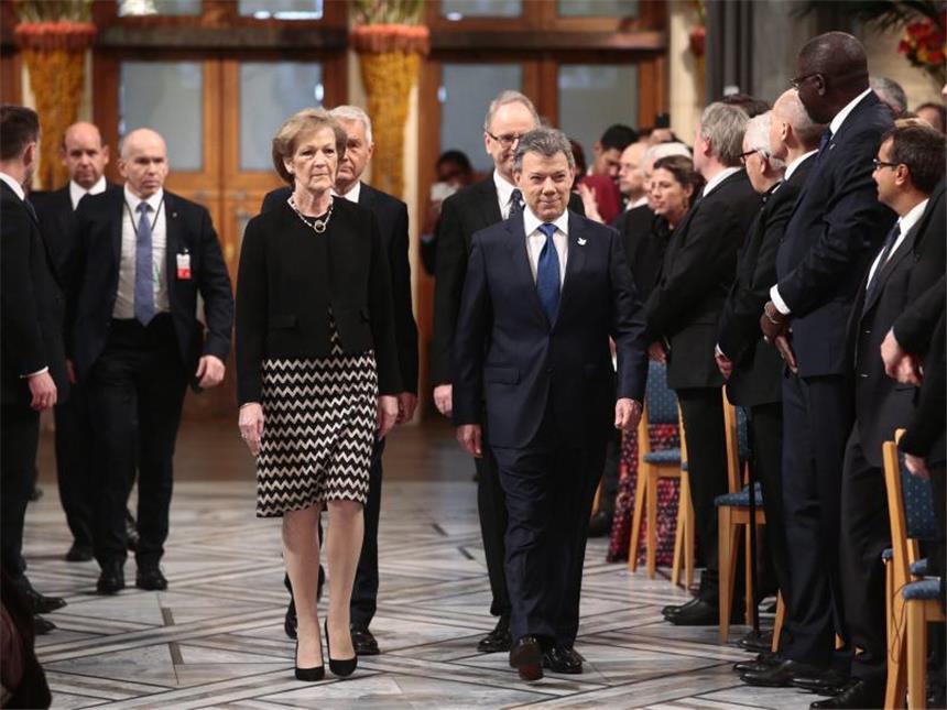 Frieden in Kolumbien: Nobelpreis an Santos überreicht Kolumbiens Präsident Juan Manuel Santos und ein Mitglied des Nobelkomitees in Oslo. Foto: Haakon Mosvold Larsen