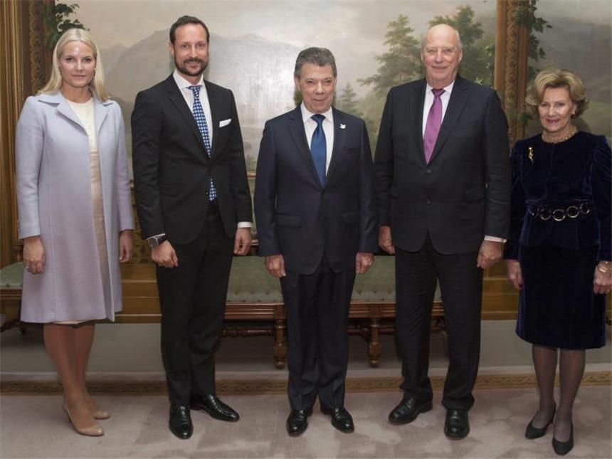 Frieden in Kolumbien: Nobelpreis an Santos überreicht Kolumbiens Präsident Santos mit Angehörigen der norwegischen Königsfamilie. Foto: Terje Bendiksby